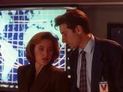 Scully (Gillian Anderson, l.) und Mulder (David Duchovny, r.) dürfen den Start des Space Shuttles auf der Kommandobrücke verfolgen.