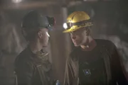 Brian (Noel Fisher, l.) arbeitet im Bergwerk, in dem es zu einem tödlichen Unglück kam. Dr. Cal Lightman (Tim Roth) begleitet ihn unter Tage. Kann er dort mehr zum Unfallhergang erfahren?