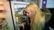 Tauschmutter Sandra inspiziert den Kühlschrank
