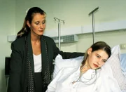 Staatsanwältin Charlotte Glaser (Britta Schmeling) unterhält sich im Krankenhaus mit Sabine Bilker (Bettina Kurth).