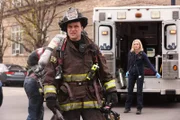 Chicago Fire Staffel 9 Folge 14 Er muss ins Gebäude: Jesse Spencer als Matthew Casey, Kara Killmer als Sylvie Brett