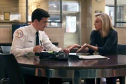 Chicago Fire Staffel 10 Folge 4 Sie wirbt für ihr Projekt: Jimmy Nichols als Evan Hawkins, Kara Killmer als Sylvie Brett