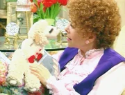 Bauchrednerin Shari Lewis und ihre berühmte Puppe Lamb Chop besuchen die Sheffields.