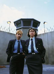 Claudia Loerding als stell. Leiterin Jutta Adler (re.) und Judith von Radetzky als Silke Jakoby