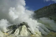 Die natürliche Schwefelmine auf dem Vulkan Ijen produziert täglich tonnenweise Schwefel.