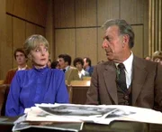 Quincy (Jack Klugman) versucht vor Gericht die Unschuld von Victoria (Carolyn Jones) zu beweisen.