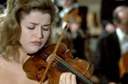 Im Alter von 16 Jahren spielt das Ausnahmetalent Anne-Sophie Mutter das Violinkonzert von Beethoven.