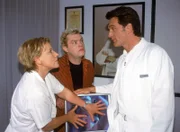 Nikola (Mariele Millowitsch) und Tim (Oliver Reinhard, Mi.) können nicht verhindern, dass Dr. Schmidt (Walter Sittler) die DVD mit dem peinlichen Striptease in den Rekorder legt...