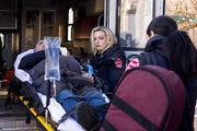 Der Verletzte wird in die Ambulanz gehievt: Kara Killmer als Sylvie Brett (m.), Hanako Greensmith als Violet Lin (r.)