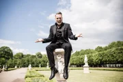 Hochzeitsplaner Frank 'Froonck' Matthée kommentiert informativ und humorvoll den schönsten Tag im Leben jeder Kandidatin .