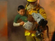 In letzter Sekunde wird der kleine Sam (Max Jansen Weinstein) vor den Flammen gerettet. Doch für seine Schwester kommt jede Hilfe zu spät...