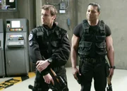 Michael Shanks als Dr. Daniel Jackson und Christopher Judge als Teal’c.. Stargate SG 1
