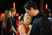 Anna (Jeanette Biedermann, l.) und Steve (Peter Windhofer, r.) verbringen einen unbeschwerten Abend miteinander und kommen sich auf der Tanzfläche schließlich sehr nahe.