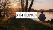 Key Visual Sendereihenbild mit Typo zu "Stationen". Religion erleben - der Name "STATIONEN" ist Programm. Ob Stationen einer persönlichen Entwicklung oder Stationen des Kirchenjahrs, Feste anderer Religionen oder Stationen des Lebens: Die Sendung fragt, wie Menschen denken und glauben.