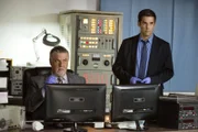 Detective Vince Korsak (Bruce McGill, l.) und Frankie Rizzoli (Jordan Bridges) ermitteln unter Hochdruck. Werden sie die verschiedenen Körperteile einem Opfer zu ordnen können?