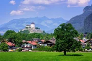 Alpenlandschaft mit Burg Kufstein im Hintergrund, Österreich