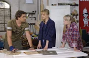 Nils (Raphaël Vogt, l.) zeigt Laja (Sandra Schreiber, M.) und Alex (Sonja Gerhardt, r.), wie man mit Schleifpapier umgeht.