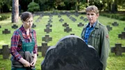 Auf dem alten Bärstädter Friedhof entdeckt Fritz Fuchs (Guido Hammesfahr) zusammen mit der Gärtnerin Hannah (Jule Böwe) ein Rätsel um ein unbekanntes Grab.