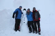Checker Tobi (Mitte) beim Schneeskulpturen-Festival in Ischgl mit dem deutschen Team.