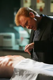 Horatio (David Caruso) schaut  sich Bob Keatons Leiche genauer an und entdeckt einen eigenartigen Abdruck auf dem Brustkorb.