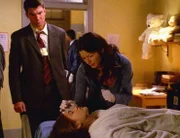Detektive Hoyt (Jerry O'Connell) braucht Jordans (Jill Hennessy, M.) Hilfe! In einer Nervenklinik hat sich ein Mädchen (Darsteller nicht zu ermitteln) umgebracht. Oder war es Mord?