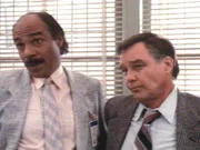 Sgt. Nash (Michael Callan) und Joe Santiago (Ron OÁNeal) sind scheinbar auch in Verschwörungen verstrickt.