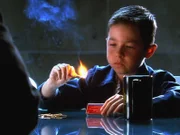 Der kleine Sam (Max Jansen Weinstein) spielt offensichtlich gerne dem Feuer. Hat er versehentlich den tödlichen Brand ausgelöst, bei dem seine Schwester ums Leben kam?
