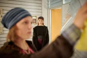 Io (Clara Jaschob) konfrontiert Joyce (Matilda Willigalla) und bringt sie in Erklärungsnot.
