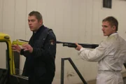 Der Vollzugsbeamte Plewka (Tom Jahn, l.) wird von dem entflohenen Schwerverbrecher Alphons Třfting (Florian Lukas, r.) mit einer Waffe bedroht.