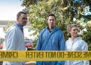 Dr. Thomas Chamberlain (Richard Lintern, l.), Dr. Jack Hodgson (David Caves, M.) und Dr. Nikki Alexander (Emilia Fox, r.) untersuchen den Tatort, wo kürzlich ein Auto explodierte.