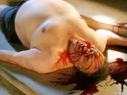 Bruce Eiger (Lyle Kanouse) wird Tod vor seiner Villa endeckt. War es Mord?