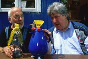 Der Nachbar (Helmut Krauss, r.) kann kaum glauben, dass Peter (Peter Lustig, l.) aus einer Thermoskanne und einer Flasche zwei so tolle Theaterpuppen basteln kann.