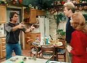 Tony (Tony Danza, l.) überrascht Mona (Katherine Helmond, r.) und Jason (Dean Butler, M.) bei einem tête-à-tête in der Küche.