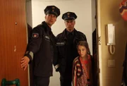 Die beiden falschen Polizisten Kraut (Florian David Fitz) und Hoppek (Ralph Herforth) sind von Jennifer (Valeria Eisenbart) geholt worden, um den Streit der Eltern zu schlichten.