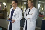 Während Jackson seiner Ehe mit April wenig Chancen gibt, kämpfen Owen (Kevin McKidd, r.) und Alex (Justin Chambers, l.) im Krankenhaus um das Leben ihrer Patienten.