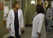 Bailey (Chandra Wilson, r.) hat ihren ersten Tag im neunen Job, während Meredith (Ellen Pompeo, l.) Schwierigkeiten hat, alle ihre Aufgaben zu meistern ...