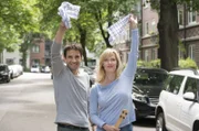 Katrin (Anna Schudt) und Daniel (Oliver Mommsen) winken ihrem Sohn hinterher, der in Dänemark studieren wird.