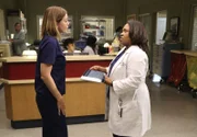 Während Meredith (Ellen Pompeo, l.) einen Vorbereitungskurs für die Ärzte von morgen hält, bereitet sich Bailey (Chandra Wilson, r.) auf ihren ersten Tag in ihrer neuen Position vor ...