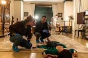 Leo Hölzer (Vladimir Burlakov), und Pia Heinrich (Ines Marie Westernströer), untersuchen den Tatort. Eine junge Frau, Cora Reuters (Joy Maria Bai), ist in ihrem Haus überfallen und getötet worden.