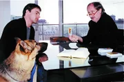 Kommissar Brandtner (Gedeon Burkhard, l.) und Rex lassen sich bei einem Parapsychologen (Michael Schottenberg, r.) über Tarot und Kartenlegen aufklären.