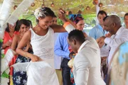 Rosey (Fola Evans-Akingbola) tanzt ausgelassen mit ihrem frisch angetrauten Ehemann.