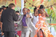 Dwayne Myers (Danny John-Jules) tanzt ausgelassen auf J.P.s Hochzeit.