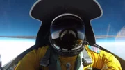 Ein amerikanischer Pilot im Cockpit seines Jets.