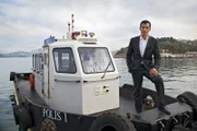 02:45 Uhr im ERSTEN. Kommissar Özakin (Erol Sander) auf einem Polizeiboot auf dem Bosporus im Einsatz.