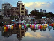 Alljährlich zum Gedenktag an den US-Atombombenangriff, am Abend des 6. August, setzen die Einwohner von Hiroshima Lampions auf den Fluss. Jedes steht für die Seele eines der Toten.