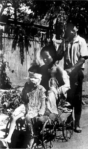 Eine japanische Familie auf der Flucht vor den verheerenden Folgen der radioaktiven Strahlung, die der amerikanische Atombombenangriff auf Hiroshima am 6. August 1945 freigesetzt hatte.