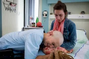 Leo (Tim Oliver Schultz) weint sich bei seiner Schwester Tabea (Julie Stark) aus, nachdem er erfahren hat, dass der Krebs zurückgekommen ist.