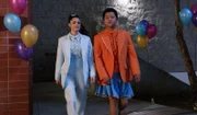 Nicole (Luna Blaise, l.) und Eddie (Hudson Yang, r.) rebellieren gegen die Kleiderordnung des Schultanzes.