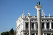 Die Monolithen auf dem Markusplatz mit dem geflügelten Löwen und dem heiligen Markus symbolisieren die Macht Venedigs in früheren Zeiten.