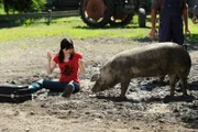 Saskia Brunner (Joyce Ilg) begleitet Tierarzt Sebastian auf den Bauernhof.